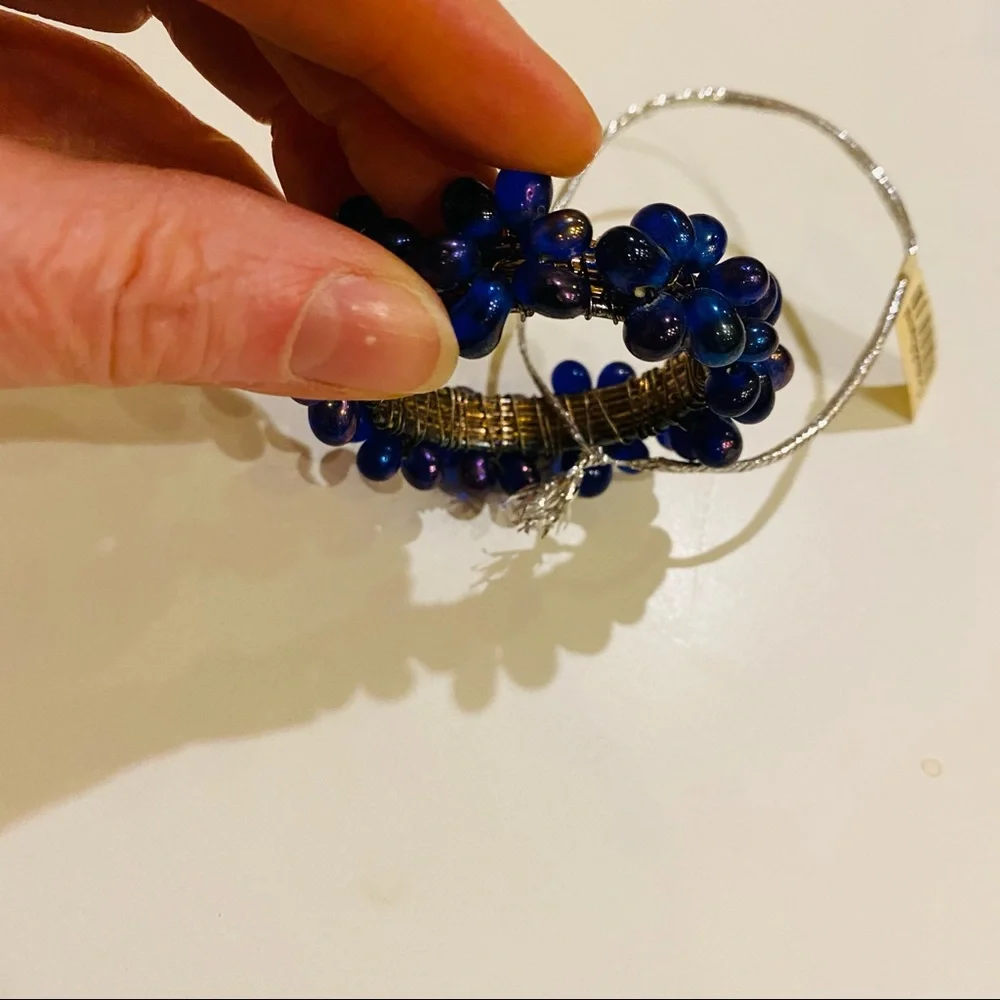 NWT Crate & Barrel 4 Napkin Rings.Blu Iridescent Beads.Great for casual or party